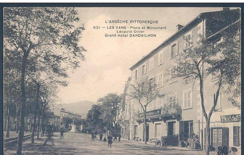 Carte postale ancienne : Place et Monument Léopold Ollier et Grand Hôtel Dardailhon, Les Vans
