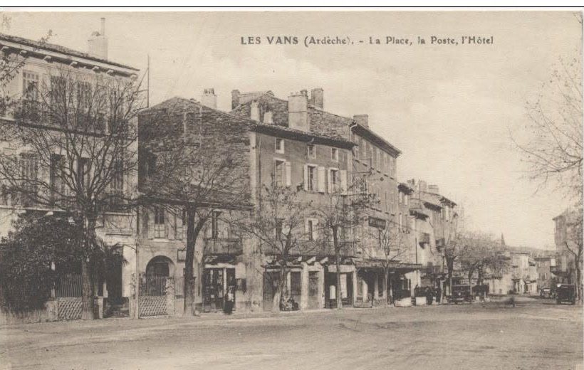 Carte postale ancienne : La Place, la Poste et l'Hôtel, Les Vans