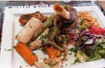 Une assiette du Dardaillon : souris d'agneau, légumes et salade