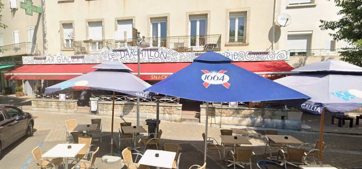 Devanture et terrasse du Dardaillon, place Léopold Ollier aux Vans